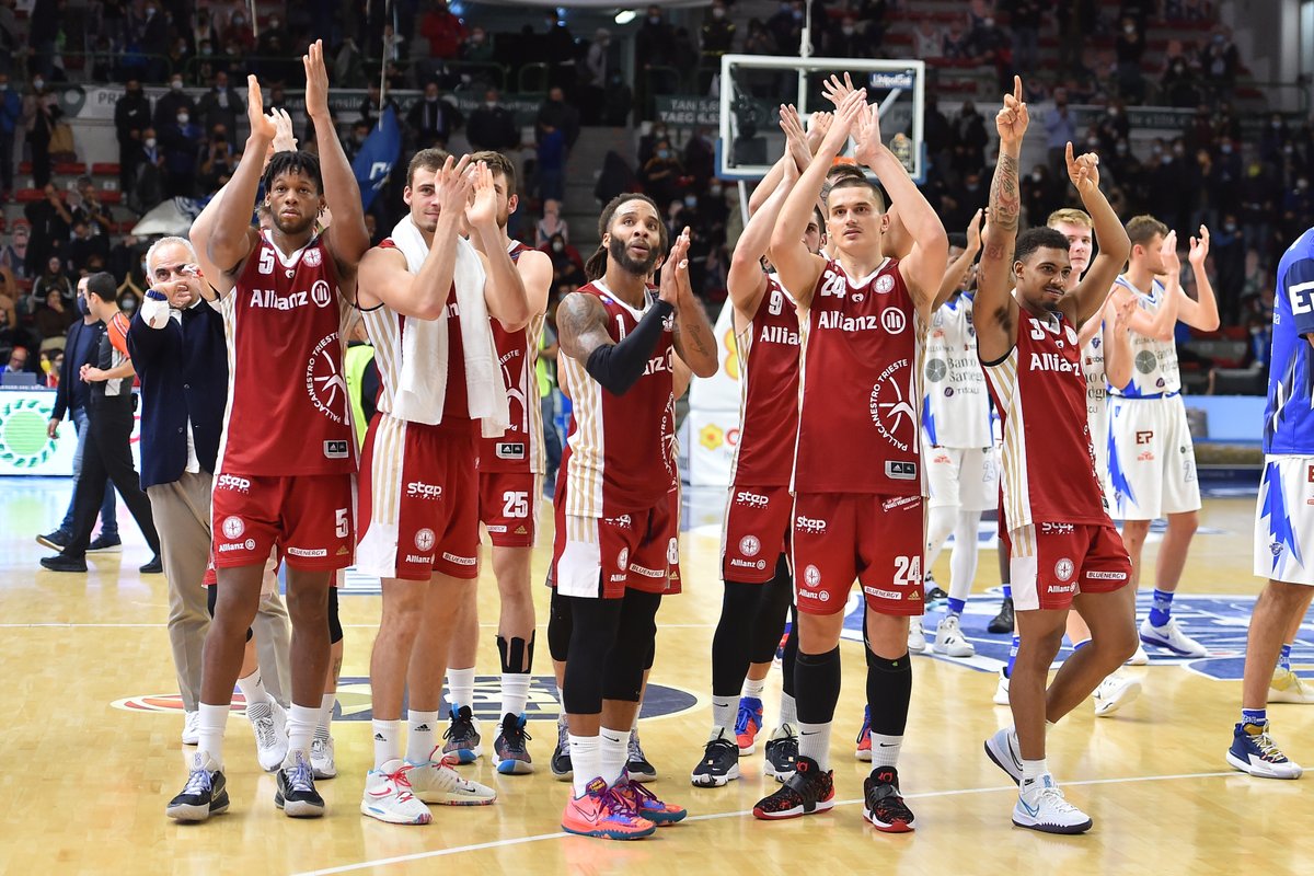 📸🏀 Riviviamo le emozioni della prima vittoria esterna con i migliori scatti di ieri sera! ⚪️🔴

📸 Ciamillo-Castoria

#VivilaDalVivo #allianzpallacanestrotrieste #LBASerieA #trieste #basket #basketball #biancorossi #pallacanestro #serieA