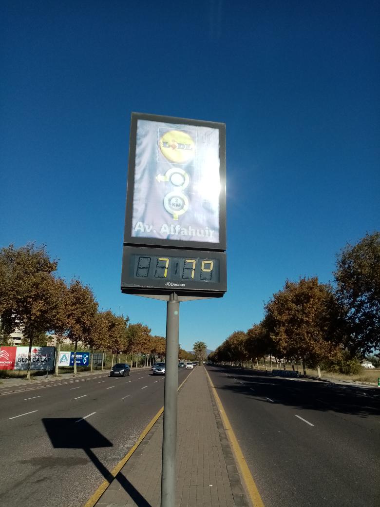 Errada tecnològica o auguri del #canviclimàtic? La foto és de avui 7 de novembre a #Benimaclet #València