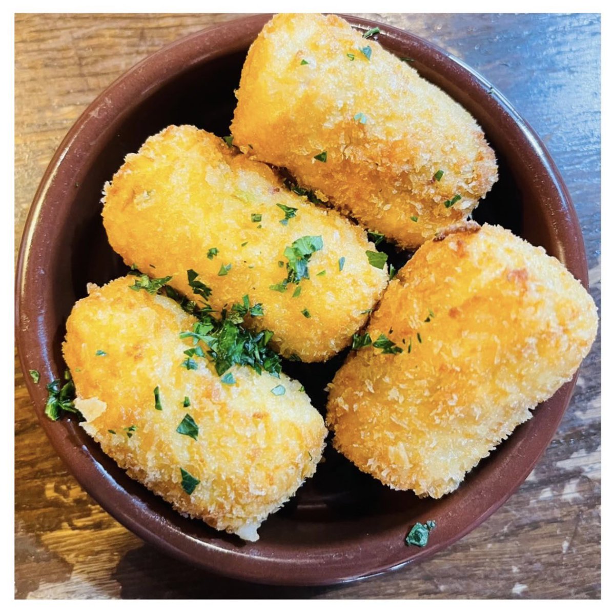 This is up there on our most popular dish pile… ‘Croquetas De Jamón Y Manchego’ 🤤🇪🇸

#takemetothetapasbar #tastytapas #tapastime #lacantinaheatonmoor #tapasrestaurant #heatonmoor #spanishfoods #tapas #tapastime #stockport #stockporteats #fourheatons #weloveheatonmoor