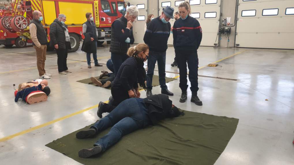 GroupamaFd51's tweet photo. Découverte des #GestesQuiSauvent au centre de #Dormans pour les sociétaires de la #CaisseLocale @GroupamaNordEst de #Troissy en partenariat avec @SDIS51 et
@udsp51 #disponibilité #professionalisme #mutualisme https://t.co/xCRmkY00NH