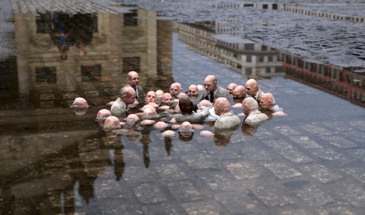 Zahr_Bloom's tweet photo. "Políticos debatiendo sobre el cambio climático", instalación de Isaac Cordal. #blablabla https://t.co/dCofinXbZ8
