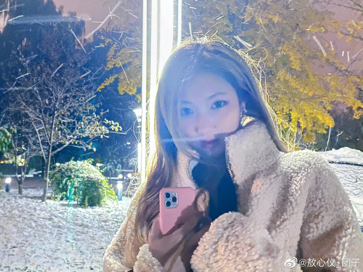 xinyipics's tweet photo. 211107 ao xinyi weibo update!  

“remember to watch the first snow together with the people you love❄️⛄️”

#AoXinyi #敖心仪 https://t.co/S6f8ktcIkp