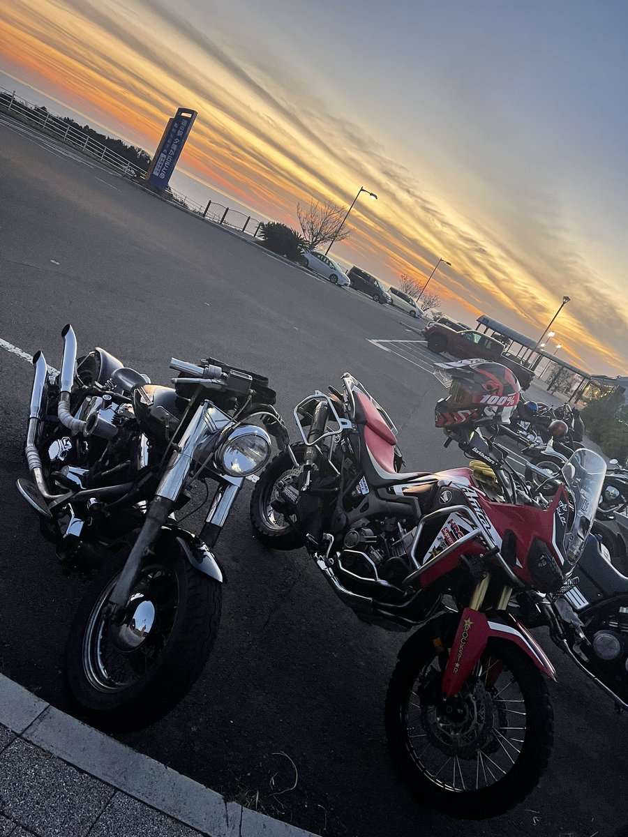 05ya3298's tweet photo. 車の磨き方おわってプラッと夕陽へ☀️

しっかし、マナー悪いの多い👎
夕陽での長崎のバイカーのマナーの悪さはしょうもない内容で有名
タバコくらい喫煙所で吸えよ…
臭ぇしみっともない…
コイツらの為に色々言われてんのはホント残念😩
交通違反は勝手にしてくれ！
マナーくらい守ってくれ！ https://t.co/hK0fnAbLbf