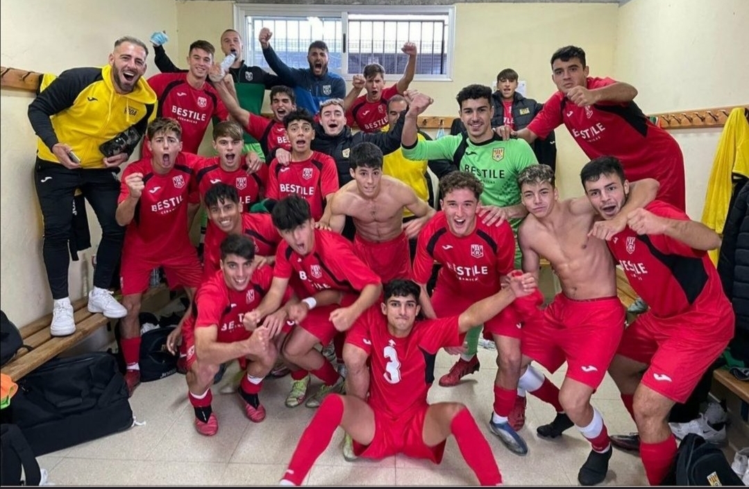 cdroda's tweet photo. 🏆 Division de Honor

El Juvenil A celebra la consecución de su ultima victoria y de tres nuevos puntos. #somroda ⚫️🟡⚫️ https://t.co/XlV6oliZCZ