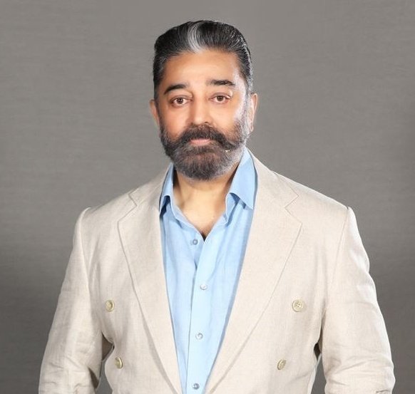 SeemanOfficial's tweet photo. தனது அளப்பெரும் நடிப்பாற்றலால் தமிழ்த்திரையுலகைத் தலைநிமிரச்செய்த ஒப்பற்றப் பெருங்கலைஞன் - தனித்துவமிக்கச் செயல்பாடுகளாலும், புதுமை முயற்சிகளாலும் திரைக்கலை வடிவத்திற்கு புத்துயிர் ஊட்டுகிற தலைசிறந்த படைப்பாளி – பன்முகத்திறன் கொண்டு, திரைக்கலையின் உச்சம் தொட்டு, 

(1/2) https://t.co/RH6speoD61