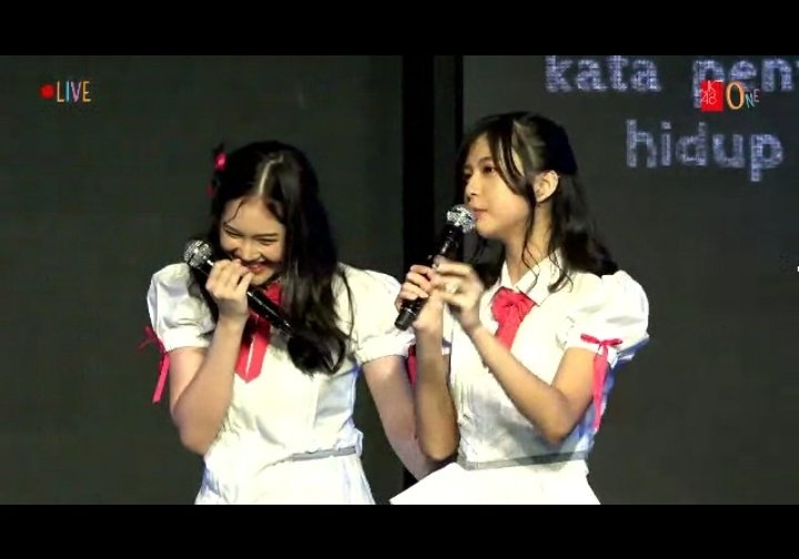 indywlndri's tweet photo. Hahah kak @Y_ChikaJKT48 Selalu receh emng klo udh ingat Bawang Bertunasnya Ceu Eli @H_EliJKT48 ,yg dikangenin bukn ceu elinya malah bawangnya haha kocak emang ni 
#TunasDiBalikSeragamJKT48 https://t.co/HsvH1IGY13