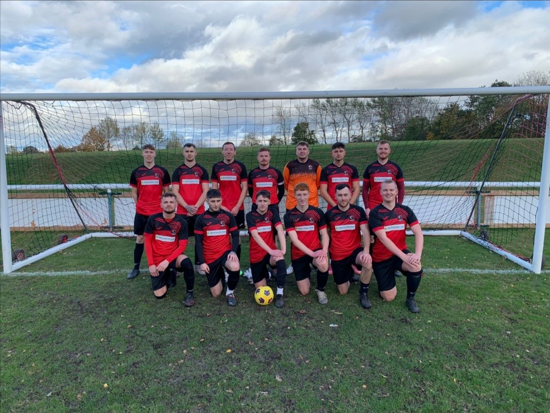 The lads sporting our new kit before yesterday's match!
#RavoIsRed #Ravensred