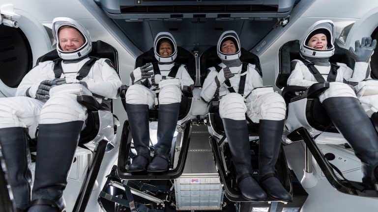 HotHaber's tweet photo. SpaceX astronotları, bozuk tuvalet nedeniyle Dünya'ya dönüş yolculuğunda bebek bezleri kullanacak. https://t.co/LYuujPUe5o