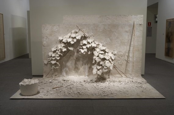 museoreinasofia's tweet photo. Lamentamos profundamente el fallecimiento de Carmen Laffón, todo un referente en el panorama artístico de la segunda mitad del siglo XX. En su recuerdo os dejamos estas dos obras de la Colección del Museo: "La novia" y "Cepas". https://t.co/raTpYEnJkb
