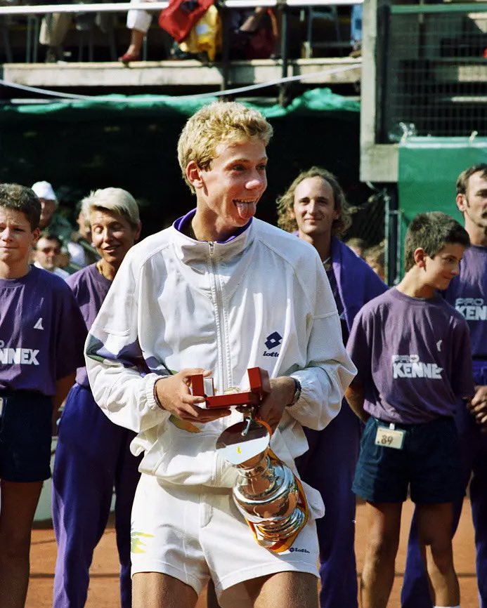 genevaopen's tweet photo. 𝙅𝙤𝙮𝙚𝙪𝙭 𝙖𝙣𝙣𝙞𝙫𝙚𝙧𝙨𝙖𝙞𝙧𝙚 🥳
à notre directeur sportif @rossetmarc 😍
🔙 1989 , 18ans 👦🏼 remporte le tournoi de Genève, son premier tournoi sur le circuit pro 🏆🔥
📷 ©keystone
#gonetgenevaopen #atpgva #marcrosset #happybirthday #anniversaire #geneve #suisse https://t.co/iQiCdghZlW