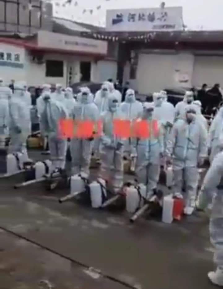 Çin’de yine bir şeyler dönüyor..
Ambulanslar, konteynerlar, tulumlu maskeli insanlar yine sahne almaya başlamış. Kormaya başladım😔