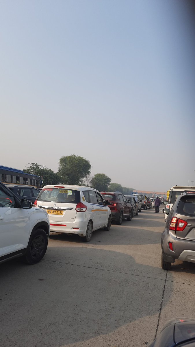 ajameh2001's tweet photo. Tajexpressway toll
15 min passed appears another Half hour required  to cross
What is use of expressways and fastag? https://t.co/HIsRIqykxb