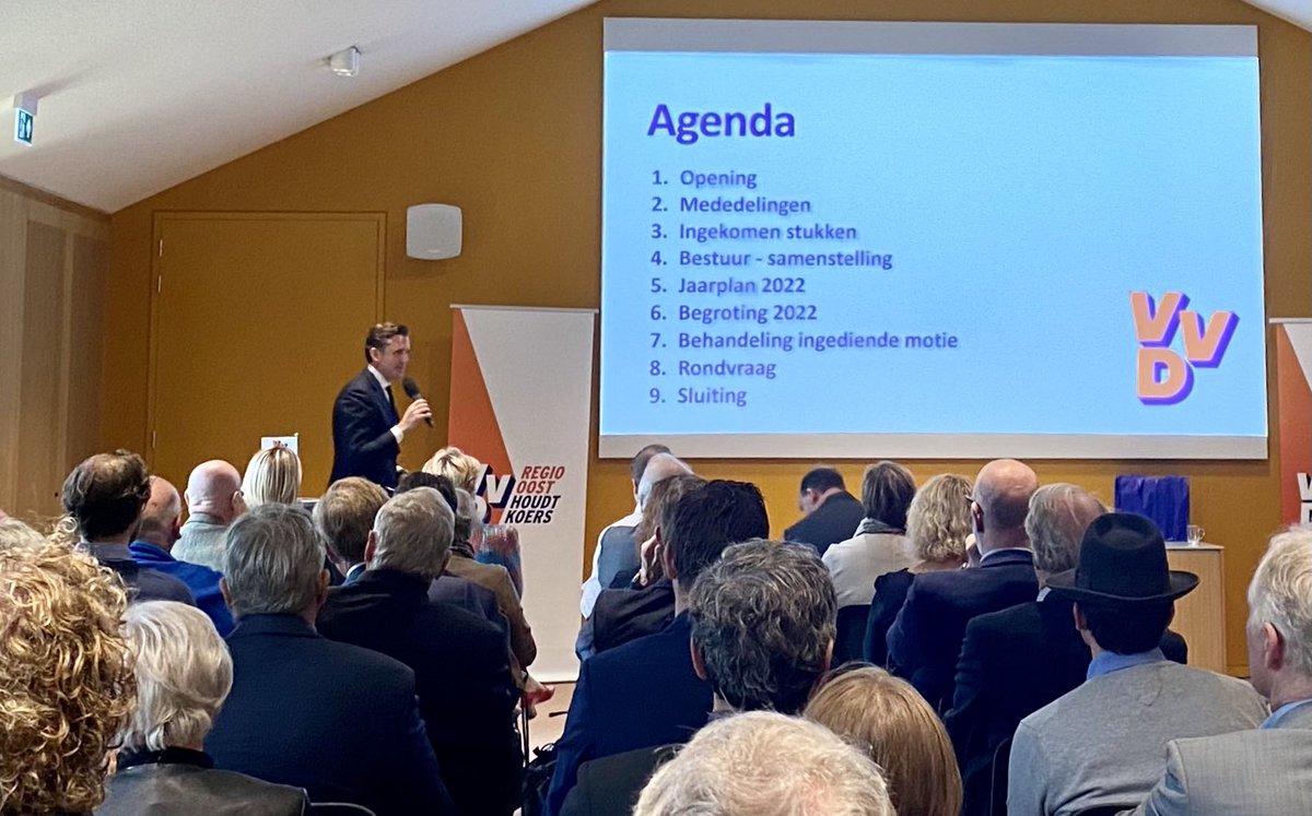 Unaniem verkozen als voorzitter van #VVD Regio Oost. Enorm gemotiveerd om met de duizenden leden uit #Gelderland en #Overijssel aan de slag te gaan voor onze mooie club! 💪🏻