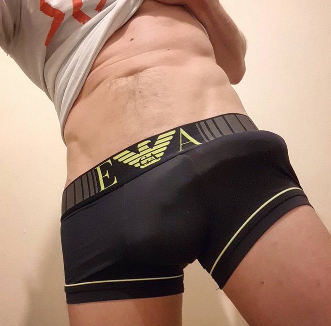 I think they call that dressing to the left 😌 https://t.co/eou88LiJuz<a href="/tag/kingofdicks"class="tags"><span>#kingofdicks</span></a>