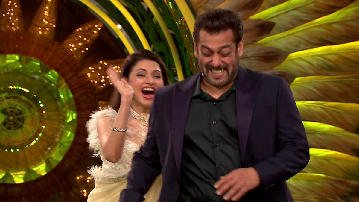 inshaammu's tweet photo. Waoo...❤️❤️❤️ Evergreen Iconic Couple of Indian Cinema 🥰 Prem❤️Suman 
After 31 years of #MainePyarKiya 
@BeingSalmanKhan @bhagyashree123 on the sets of #BB15 WEEKEND KA WAAR ❤️ https://t.co/L8v863g0xd