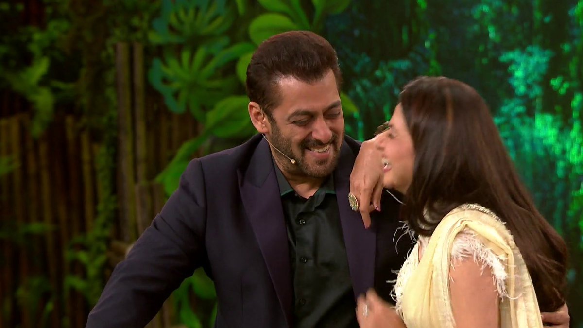 inshaammu's tweet photo. Waoo...❤️❤️❤️ Evergreen Iconic Couple of Indian Cinema 🥰 Prem❤️Suman 
After 31 years of #MainePyarKiya 
@BeingSalmanKhan @bhagyashree123 on the sets of #BB15 WEEKEND KA WAAR ❤️ https://t.co/L8v863g0xd
