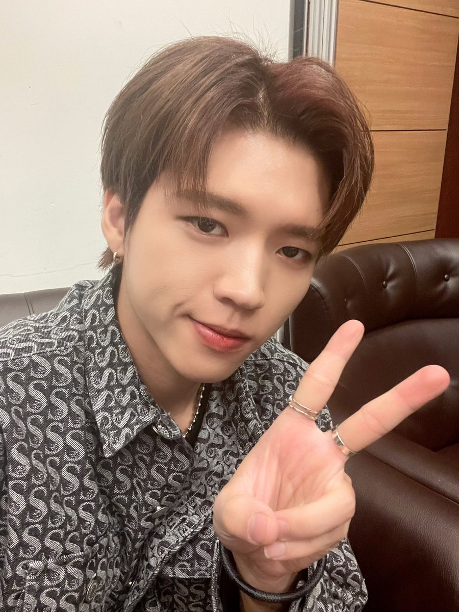 Official_IFNT's tweet photo. [📸] 🧊211107 팬사인회 완료🔥 

한 주의 마무리도 우현과 함께🥰
함께 해서, 자주 봐서 더욱 행복한 우현🌳

#남우현 #NAMWOOHYUN
#냉정과열정사이 #calmandpassion #With
#INFINITE #인피니트 https://t.co/l1S1CIdW8U