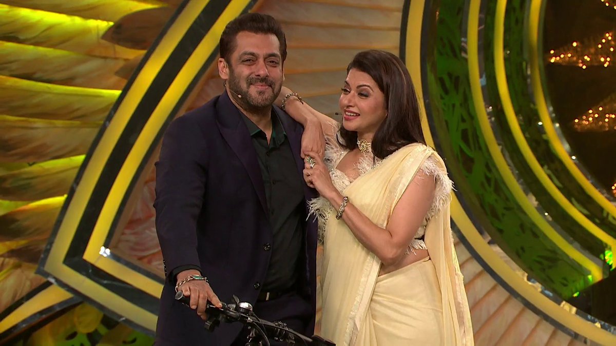 inshaammu's tweet photo. Aaya Mausam Dosti Ka ❤️❤️❤️❤️
@BeingSalmanKhan @bhagyashree123 on the sets of #BB15 WEEKEND KA WAAR ❤️ https://t.co/n8hrU0kzr9