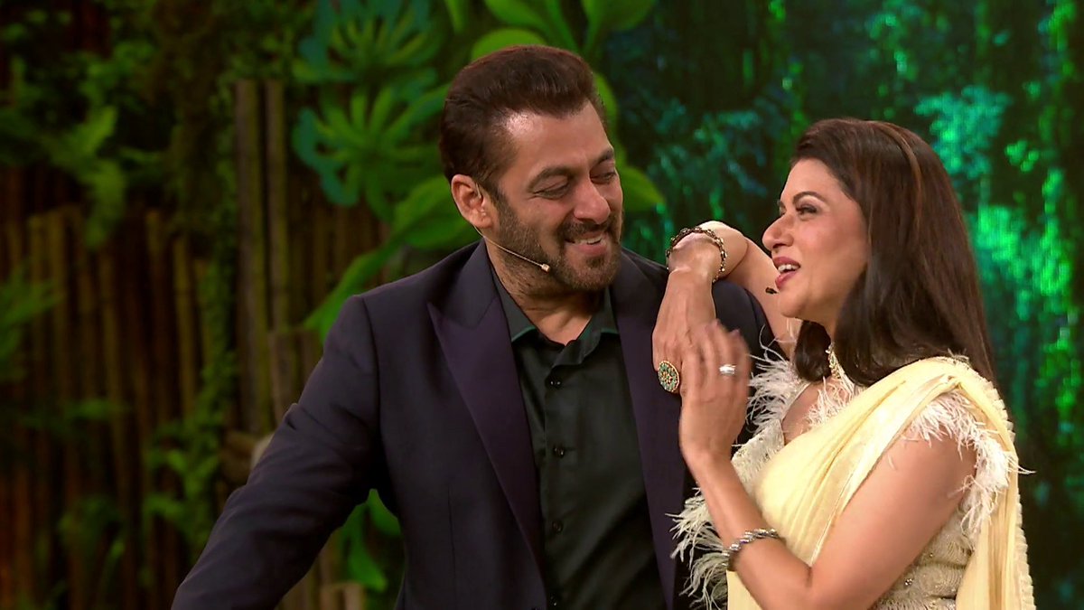 inshaammu's tweet photo. Aaya Mausam Dosti Ka ❤️❤️❤️❤️
@BeingSalmanKhan @bhagyashree123 on the sets of #BB15 WEEKEND KA WAAR ❤️ https://t.co/n8hrU0kzr9