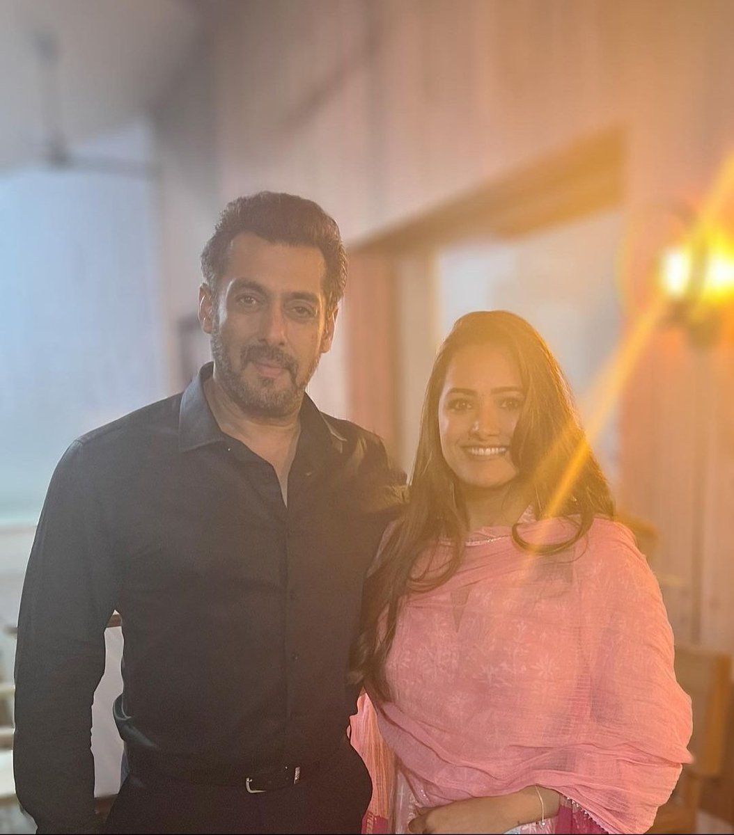 inshaammu's tweet photo. @BeingSalmanKhan with @anitahasnandani on the sets of #BB15 https://t.co/Lcqgk3Ie2d