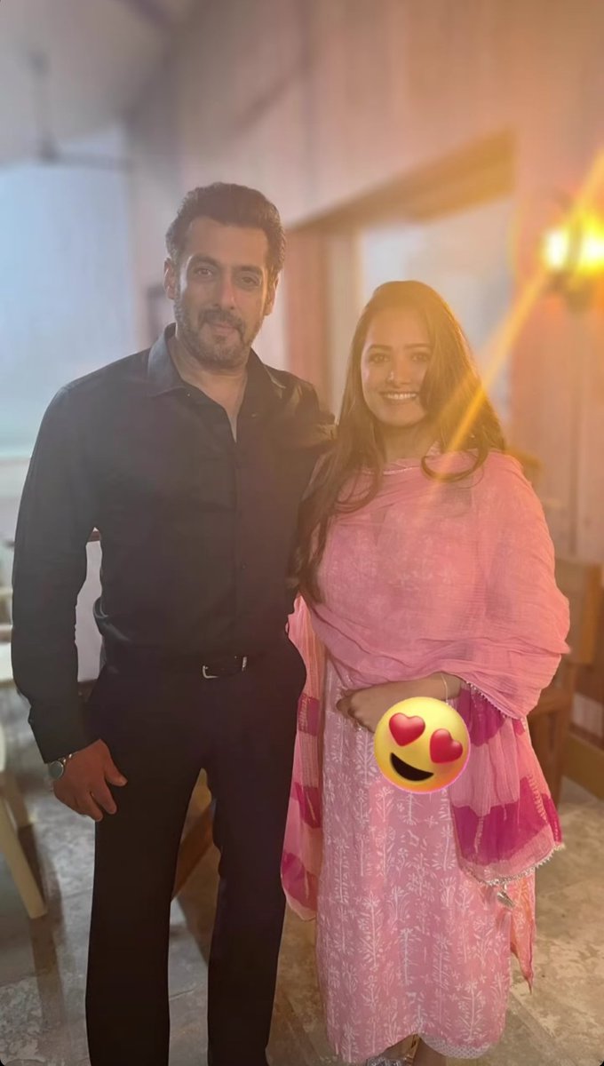 inshaammu's tweet photo. @BeingSalmanKhan with @anitahasnandani on the sets of #BB15 https://t.co/Lcqgk3Ie2d