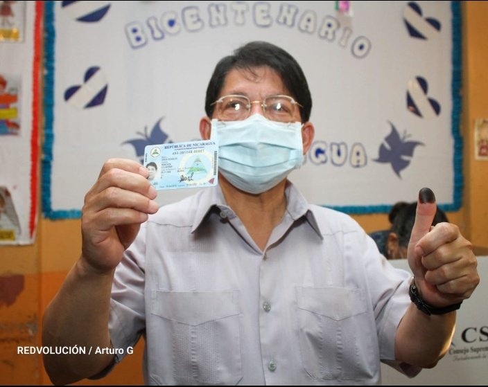 #NicaraguaVota 
Canciller Denis Moncada Colindres desde horas muy tempranas, se presentó a su centro de votación
para  ejerce su derecho al voto en las #EleccionesSoberanas2021 🇳🇮🕊🗳
Respetando las normas de bioseguridad. 😷💦🙌