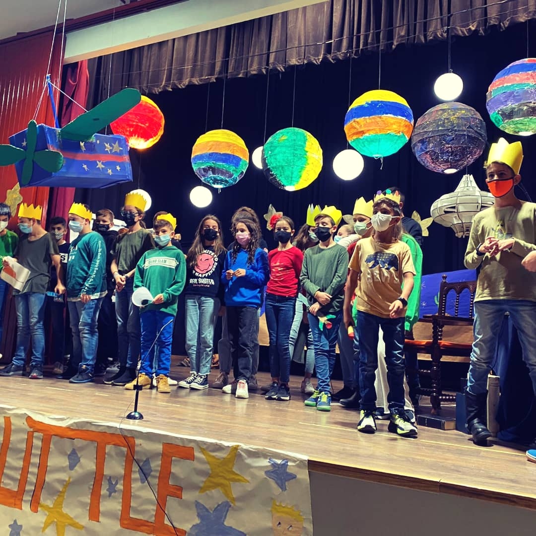 FET_Bellvitge's tweet photo. What a wonderful week!
We danced and sang with #JumpingDucks and finally we performed #TheLittlePrince play.
This was the result of all the effort we made.
#Congratulations to all the students, you did an amazing job! 🔝👏
#ProtagonistesAmbTu
#Bellvitge #ElGornal https://t.co/ULhWkBbf1G