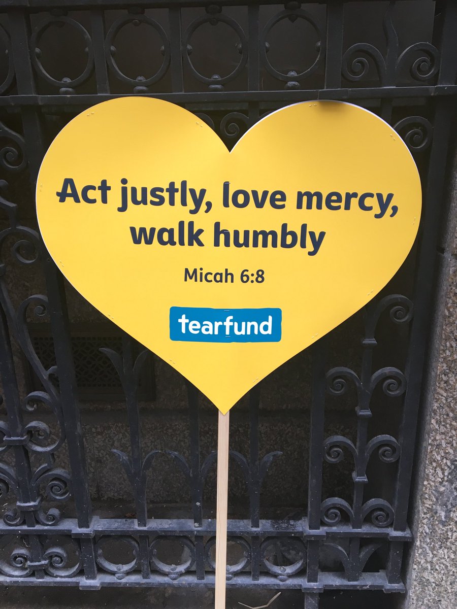 Andiafarro's tweet photo. 8/8 Beautiful @tearfund placard #globaldayofaction #faiths4climate #climatejustice #lovereign 💕✨ https://t.co/pOknb8lObn