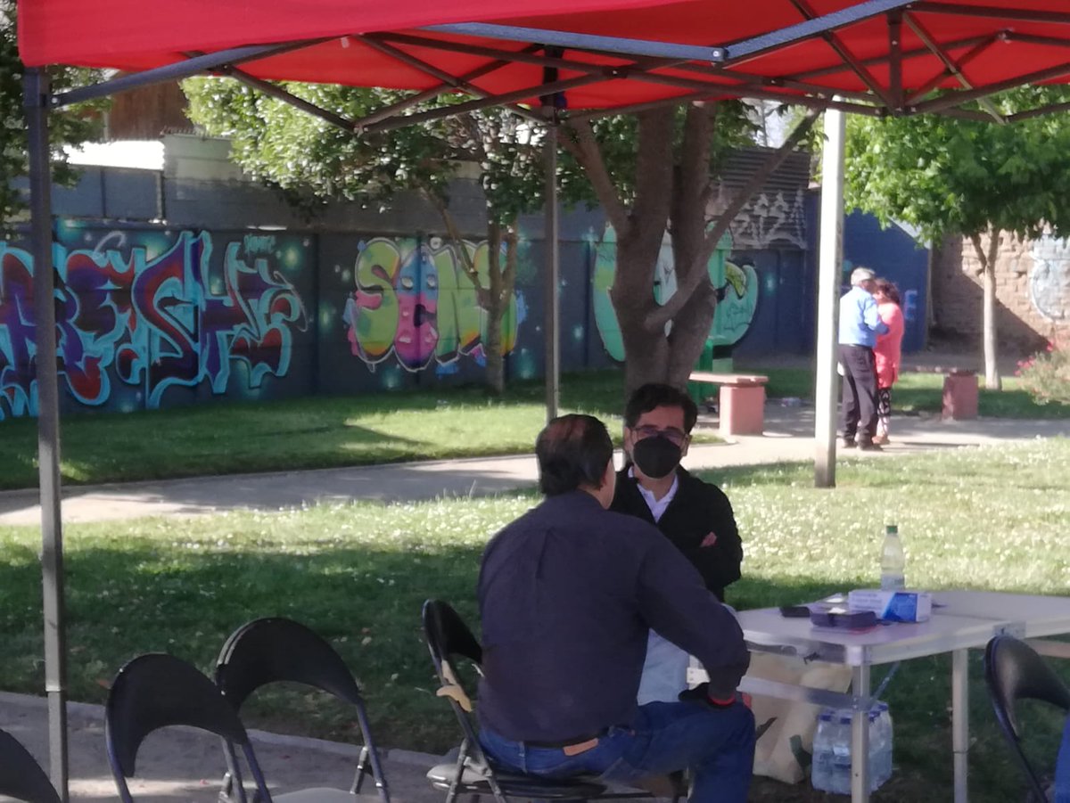 SeguimosChile's tweet photo. Ayer estuvimos en #VillaLaIsla #YerbasBuenas  #LaCruz junto a los amig@s voluntarios médicos, abogado@s y asistente social, aportándoles a los vecin@s desde nuestras profesiones.
#Rancagua avanza cuando damos lo mejor de cada uno
Por la región que merecemos #BegazoCore https://t.co/kJ0xut8R4A