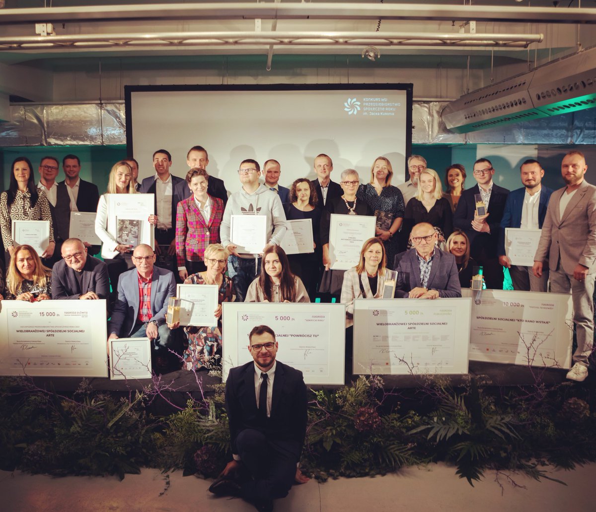4 listopada poznaliśmy laureatów 10. edycji Konkursu (eS) na Najlepsze Przesiębiorstwo Społeczne Roku im. Jacka Kuronia. Nagrodę Główną i tytuł Najlepszego Przedsiębiorstwa Roku 2021 otrzymała Wielobranżowa Spółdzielnia Socjalna Arte z Bielawy 👏👏👏