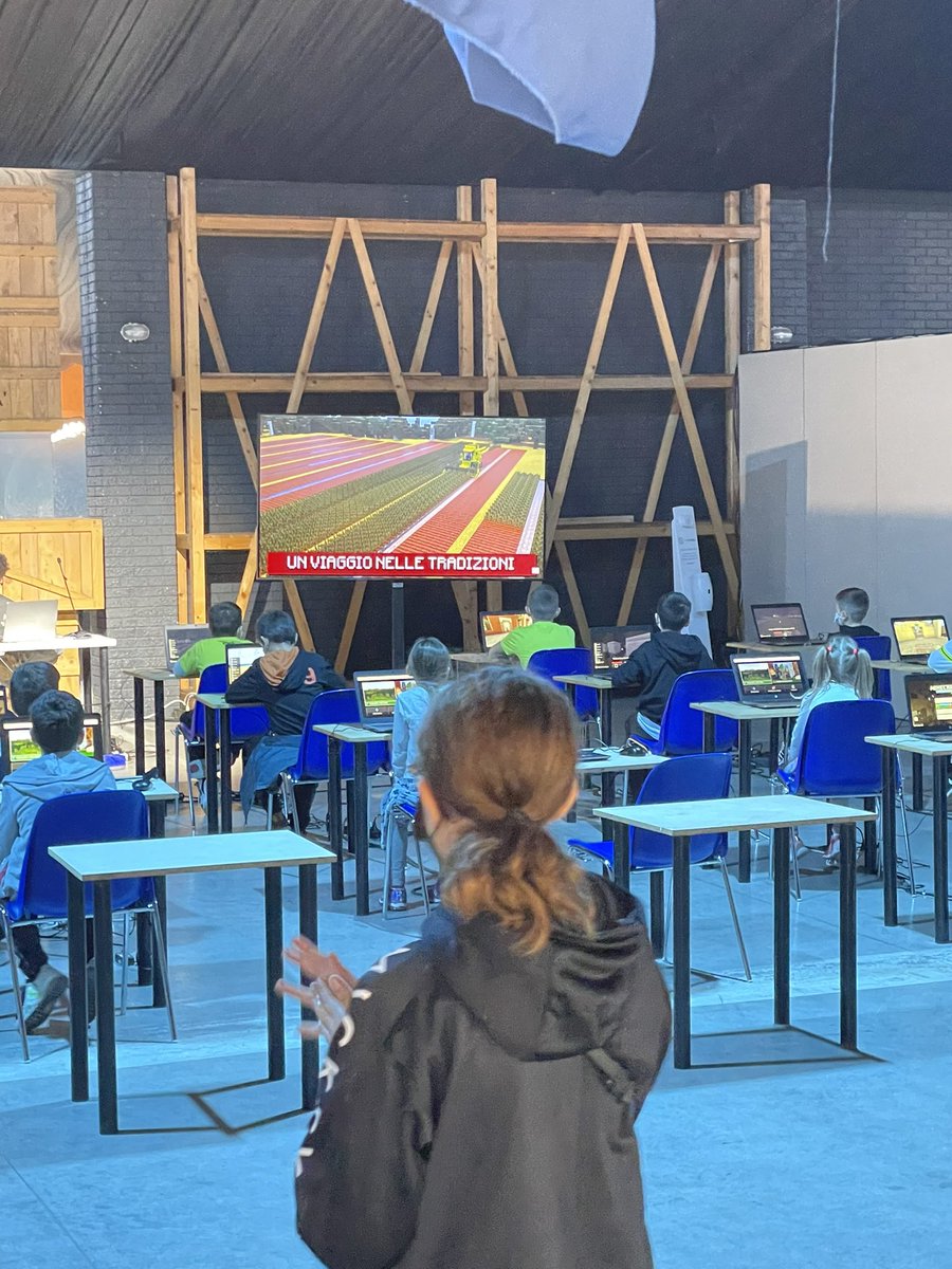 ldibartolomei's tweet photo. #romevideogamelab #minecraftclassroom https://t.co/RAqfI2MJqY