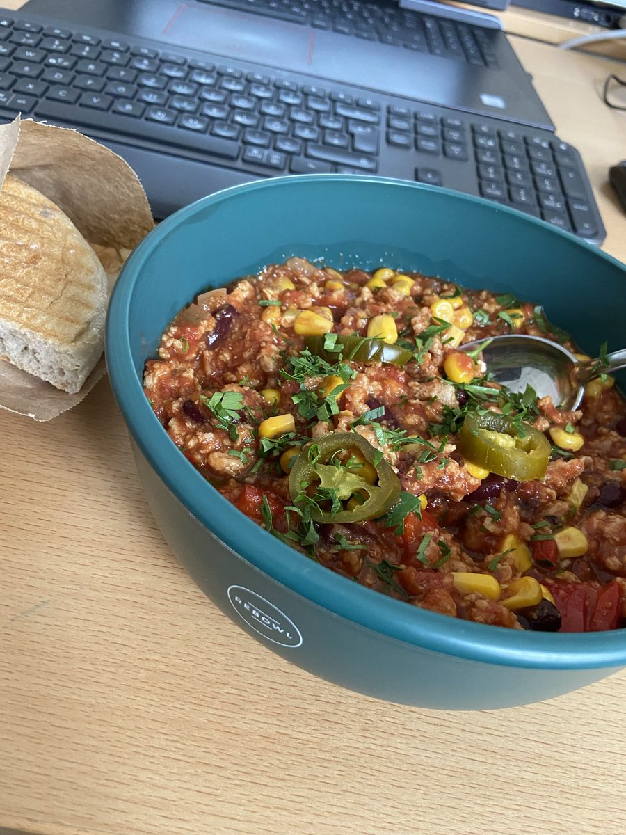 TimmSchulze's tweet photo. @ralphruthe @Rad_Wombat Die Vegan Food Rebels sind mega gut. Grüße aus Bamberg! Noch besser: Das Essen gibt es auch im Mehrwegbehälter #rebowl . Im Bild: Chili ohne carne https://t.co/yEmWVYoa2M