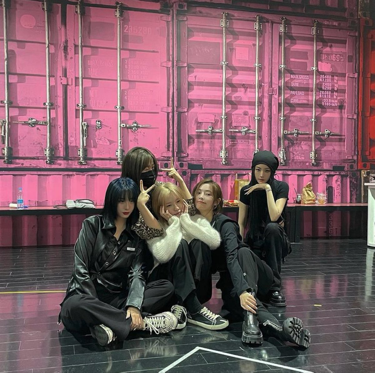 zhaoxiaotango's tweet photo. 211107 Shuxin IG update with THE9!

AAAAH DYHT SAME FRAME 😭 https://t.co/gsjP5WpYeS