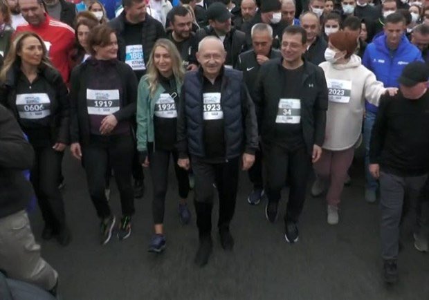 HotHaber's tweet photo. Kemal Kılıçdaroğlu, Ekrem İmamoğlu ve Meral Akşener de 43. İstanbul Maratonu'na katıldı. https://t.co/gXZMKp1CbH