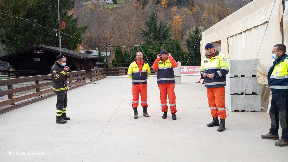 ProCivPiemonte's tweet photo. #7novembre, E' in corso a #LimonePiemonte (#Cuneo), un'esercitazione del Corpo @AIBPiemonte, per testare le capacità di risposta del sistema in uno scenario di #incendioboschivo molto complesso. Presenti 103 #volontari con 38 mezzi, i carabinieri forestali e i vigili del fuoco https://t.co/8qF22sExY4