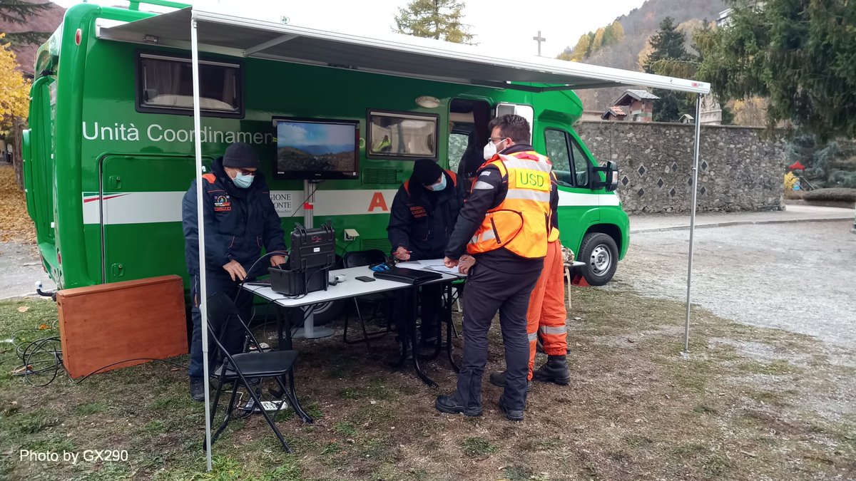 ProCivPiemonte's tweet photo. #7novembre, E' in corso a #LimonePiemonte (#Cuneo), un'esercitazione del Corpo @AIBPiemonte, per testare le capacità di risposta del sistema in uno scenario di #incendioboschivo molto complesso. Presenti 103 #volontari con 38 mezzi, i carabinieri forestali e i vigili del fuoco https://t.co/8qF22sExY4