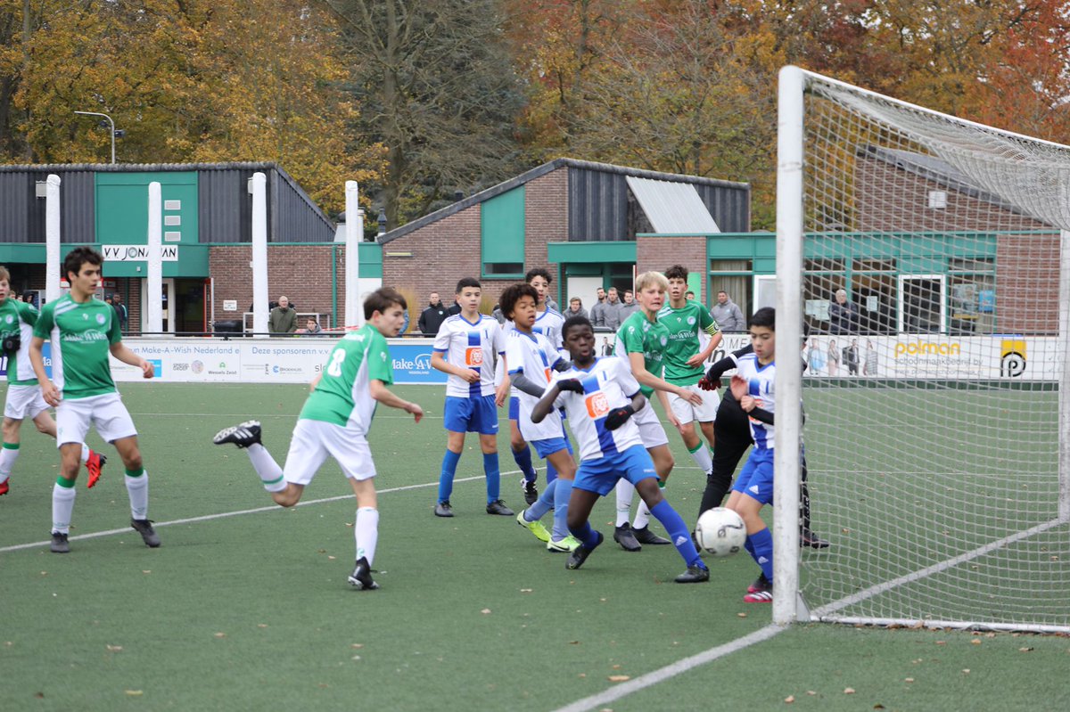 Bijnsmeister's tweet photo. Geen doelpunt uit een standaardsituatie gisteren voor @Bijnsmeister jr., maar de paal! Wel met @vvJonathan 15-1 de drie punten tegen @Elinkwijk 15-1 in Zeist gehouden: 2-1 #foebal https://t.co/g4I7QF62gB https://t.co/PIzhF7ZO3A