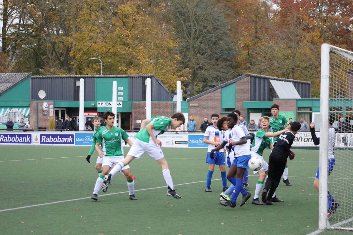 Bijnsmeister's tweet photo. Geen doelpunt uit een standaardsituatie gisteren voor @Bijnsmeister jr., maar de paal! Wel met @vvJonathan 15-1 de drie punten tegen @Elinkwijk 15-1 in Zeist gehouden: 2-1 #foebal https://t.co/g4I7QF62gB https://t.co/PIzhF7ZO3A