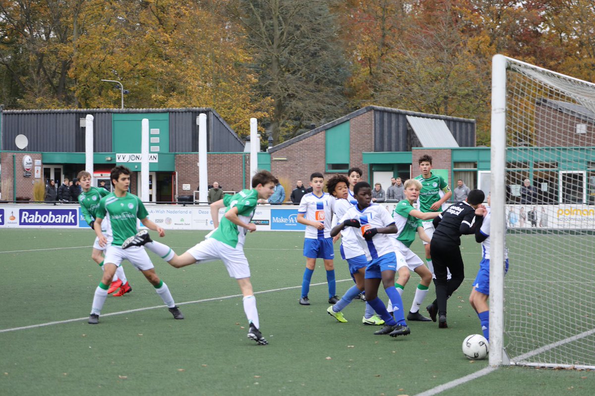 Bijnsmeister's tweet photo. Geen doelpunt uit een standaardsituatie gisteren voor @Bijnsmeister jr., maar de paal! Wel met @vvJonathan 15-1 de drie punten tegen @Elinkwijk 15-1 in Zeist gehouden: 2-1 #foebal https://t.co/g4I7QF62gB https://t.co/PIzhF7ZO3A