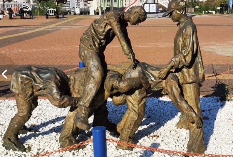 HotHaber's tweet photo. Karabük Üniversitesi’nde bulunan uzun eşşek heykeli sosyal medyada gündem oldu. https://t.co/Dr5gLJlZUQ