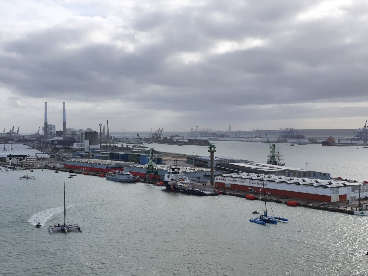 Du monde pour la sortie des bateaux de la #TransatJacquesVabre du haut de la capitainerie du port. Bravo au commandant de port Nicolas Chervy et aux équipes de la Capitainerie pour la gestion de ce temps fort du Havre !
