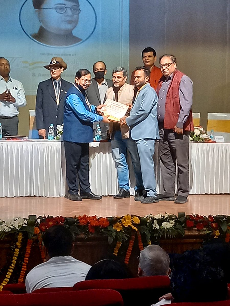 odisha_positive's tweet photo. Team Odisha Positive receiving felicitation today in the event Azadi Ka Amrit Mahotsav &amp; 125th Birth Anniversary of Bharati Foundation, New Delhi at Satya Sai Auditorium.

#AzadiKaAmritMahotsav #proudmoment https://t.co/VZIxyM2Wae