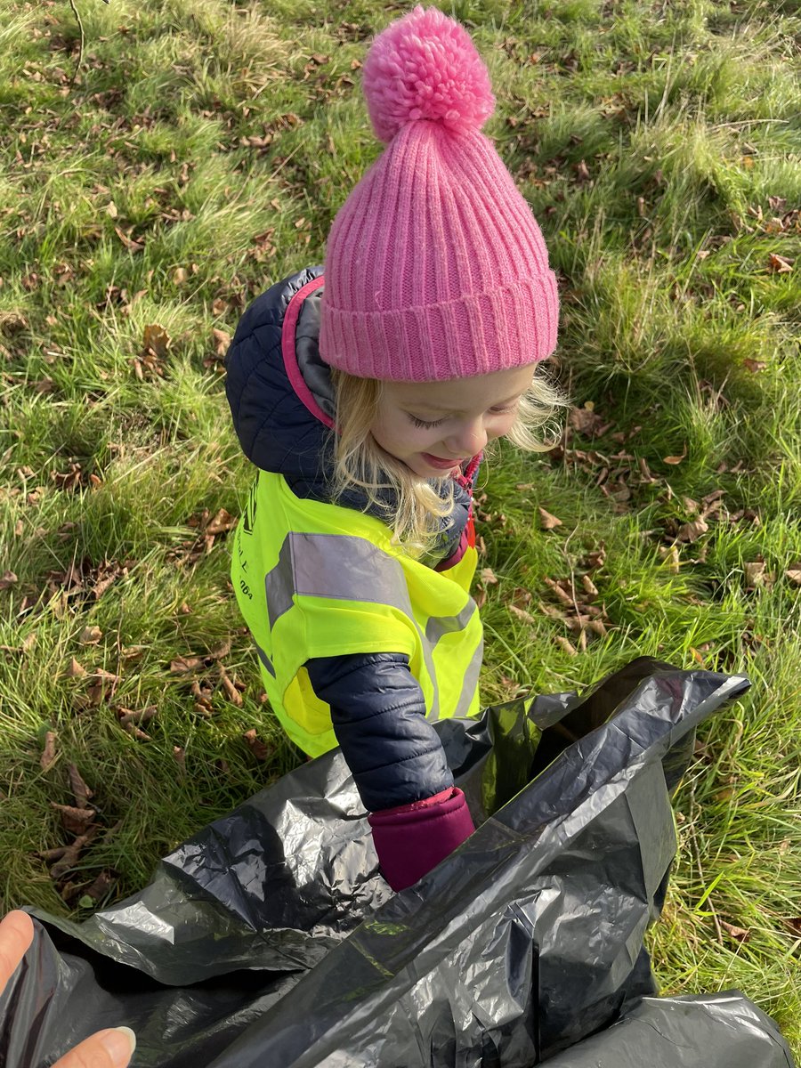 ladyhelen80's tweet photo. Litter picking after last night’s amazing Poynton Bonfire and Fireworks Display @CHPScommons #departmentforenvironment #CHPSpupilparliament https://t.co/y5QFusNRKb