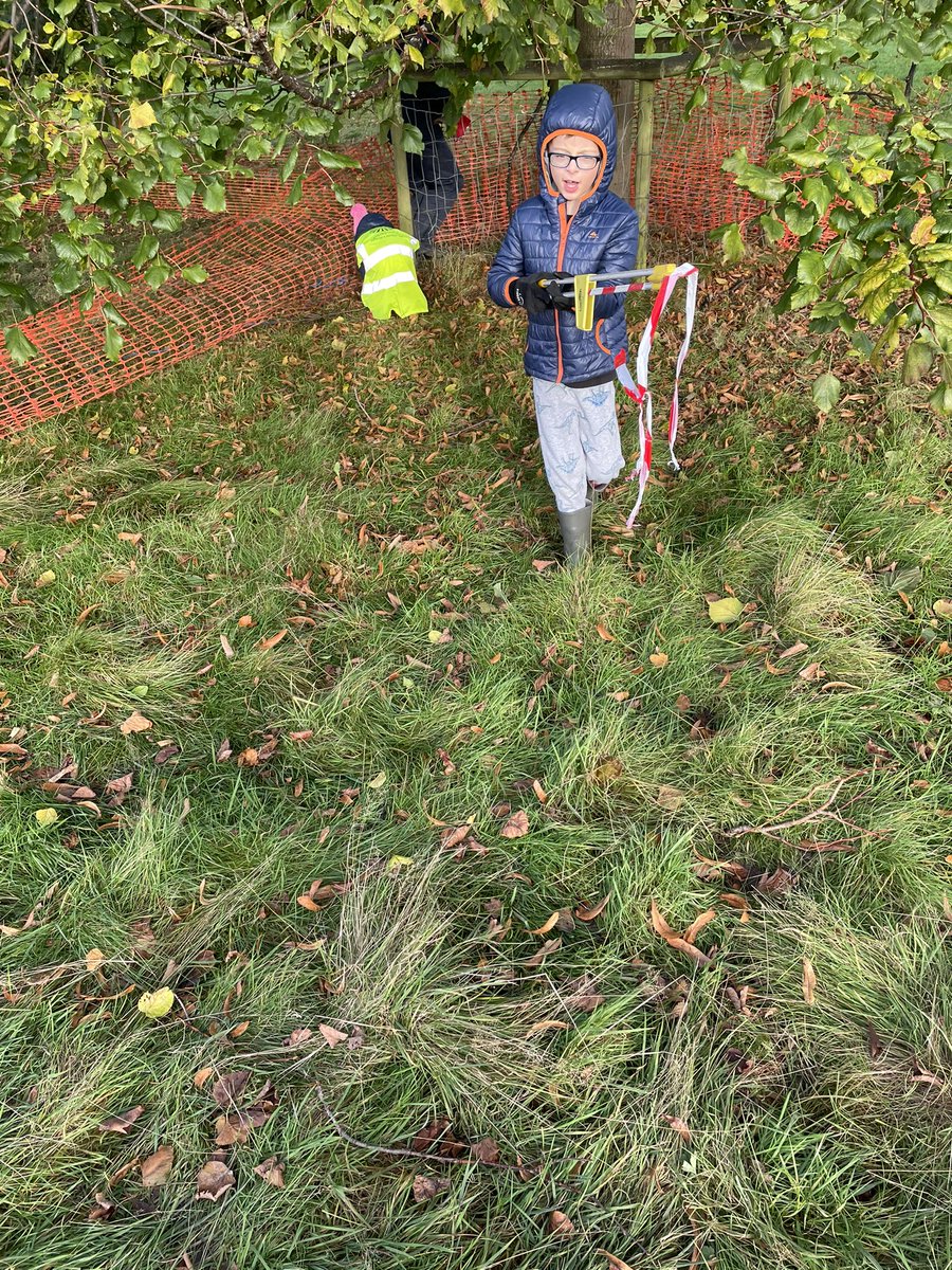 ladyhelen80's tweet photo. Litter picking after last night’s amazing Poynton Bonfire and Fireworks Display @CHPScommons #departmentforenvironment #CHPSpupilparliament https://t.co/y5QFusNRKb