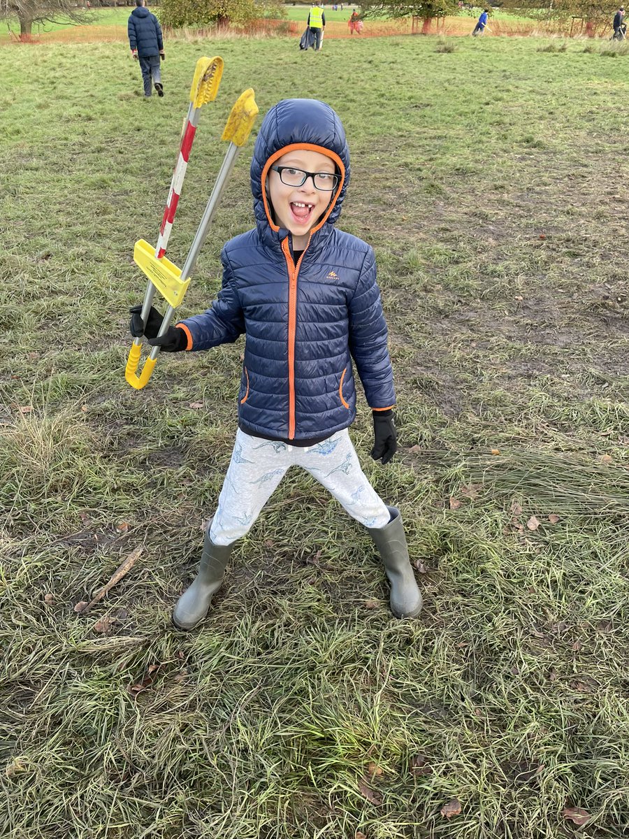 ladyhelen80's tweet photo. Litter picking after last night’s amazing Poynton Bonfire and Fireworks Display @CHPScommons #departmentforenvironment #CHPSpupilparliament https://t.co/y5QFusNRKb