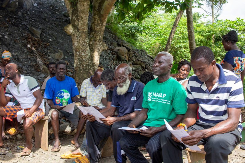 CeSIS_Ghana's tweet photo. Building the capacity of community members to constructively engage with companies in their resource-rich communities. @RMF_foundation #CeSIS #responsiblemining #Nsuta https://t.co/4WcLP7qFgF