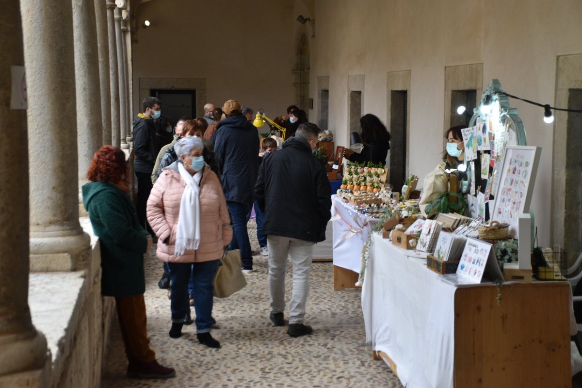 dijousbo's tweet photo. Et recordem que avui és dia de Fires. El Mercat Medieval als carrers del centre, #RataMarket al Claustre i #Creativissim a Fàbrica Ramis, animació i moltes altres activitats estan oberts per a tu #FiresInca2021 @incaciutat https://t.co/1bI9JTfU2C