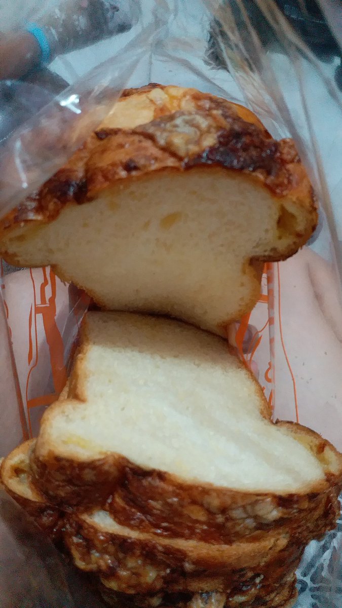 flobungaflo's tweet photo. Min, EQ cheese dalemnya udah gak ada  cheese nya lagi ya sekarang? Duuh padahal roti favorite bgt ini kalo ke @BreadtalkIndo suka banget keju dalemnya 😭😭😭😭 https://t.co/THNcqTdJCZ