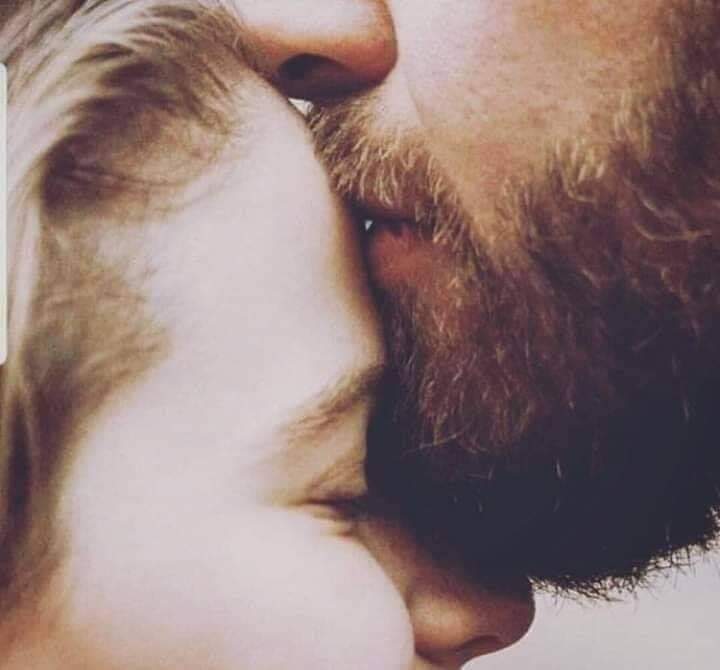 الحب يأتي من غير أسباب لا يأتي بمال ولا يؤخذ بجمال ولا يقاس بعمر بل هو ❤️قدر♥️