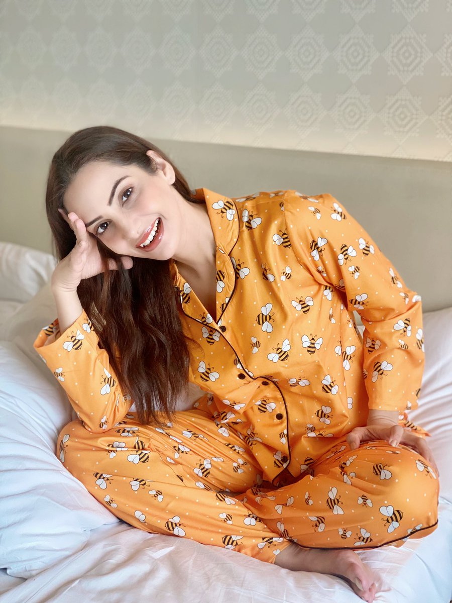 AnchorPiya's tweet photo. Lazy Sunday Crazy Sunday … Different Moods #lifebelike #wearing #sunshine #color #nightsuit @officialfashionfly @savyacouture #anchorpiyasharma #anchorpiya #piyasharma #lifeiscrazy #livetheadvantage #greatfeel #alwaysstaypositive #lovemyself #livingbestofme #instafashion https://t.co/OmWAf1iCcg